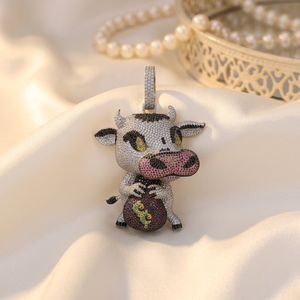 Pendentif Sac d'argent en Moissanite Multicolore avec Motif Vache de Dessin Animé, Unique pour Bijoux Fins, Pendentifs et Breloques - Product Image 1