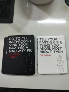 เกมไพ่ซิลิโคนกันน้ำสำหรับผู้ใหญ่ ปาร์ตี้โป๊กเกอร์ ความปรารถนาอันเมาคลั่ง สำหรับคู่รัก - เกมเซ็กส์ พร้อมกล่องของขวัญ 50 ชิ้น - Product Image 6