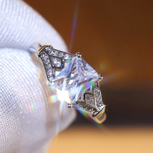 Anello di Moda con Topazio, Design Minimalista ed Elegante con Pietra Quadrata, Gioiello da Donna per Uso Quotidiano - Product Image 4