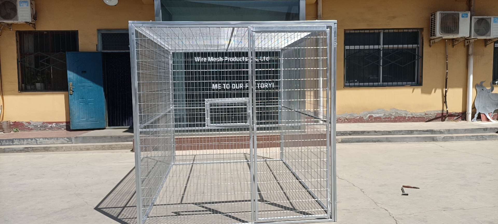 macaw aviary outdoor