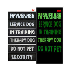 سترة كلب وشارة تعريف مضيئة الكلب في التدريب ملصق مع قفل حلقة هوك - Product Image 1