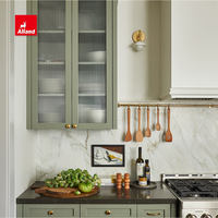 Îlot en bois rainuré laqué mat Allandgroup pour cuisine moderne, couleurs vert et marron, plan de travail en marbre