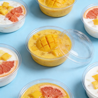 Op maat bedrukte transparante fruitsalade schaal 16oz PET deli container wegwerp plastic acai smoothie bekers met deksel