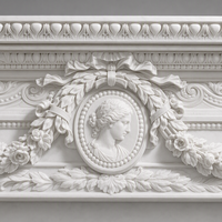 Manteau de cheminée en marbre blanc naturel, sculpté baroque avec motifs floraux en relief, pour décoration de luxe de maison, manoir ou villa.