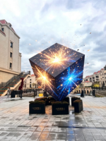 Solución de Pantalla LED Cúbica 3D para Exteriores en Centros Comerciales Modernos