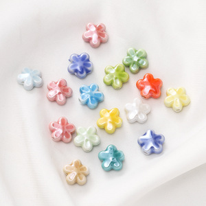 Perles de fleurs en céramique à 5 pétales, brillantes, en vrac, pour la fabrication de bracelets, accessoires de bijoux DIY, polies à la main, origine Yiwu - Product Image 1