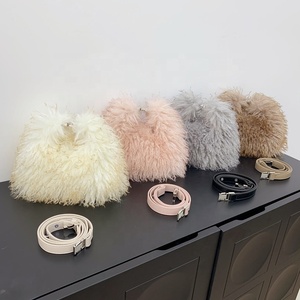 WB147 toptan sıcak satış kabarık isıtıcı Faux kürk Tote çanta kadınlar için çanta Plushy omuz çantaları ve ayakkabı seti - Product Image 1