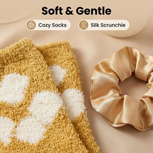 Set Regalo di Lusso Lunaire per la Cura Personale Femminile, Confezione con Tumbler, Candela e Calzini, Regalo di Compleanno Perfetto per Lei, Amica, Mamma - Product Image 3