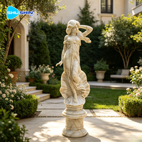 Sculpture de femme en marbre blanc faite à la main avec base en coquille, design moderne, statue de jardin