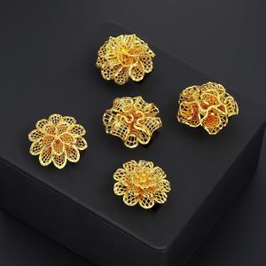 Bague de mariage de luxe plaquée or 24 carats pour femme, style classique, motif floral ajouré, principalement en laiton, vente en gros Jxx - Product Image 1