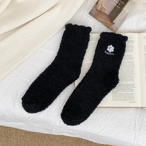 नई शरद ऋतु और सर्दियों के कढ़ाई फूलों के मोजे मोटी महिलाएं फजी मोजे मोटी महिलाएं फजी मोजे - Product Image 2