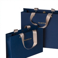 Sac cadeau de luxe en papier couché écologique et recyclable avec option de logo personnalisé estampé à chaud or et poignée en ruban longue pour exposition