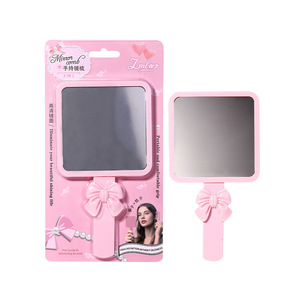 กระจกมือถือทรงสี่เหลี่ยมพร้อมหวี ชุดคอมโบพกพาสะดวกสำหรับแต่งหน้า กระจกแต่งหน้าสำหรับผู้หญิงและเด็กผู้หญิง ดีไซน์น่ารัก - Product Image 2