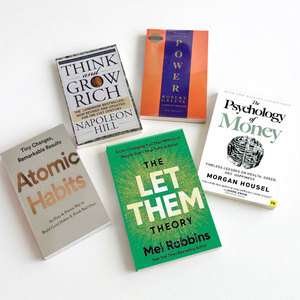 En stock: Atomic Habits - El mejor libro de novela en inglés con la teoría de la Fábrica de la Comodidad, disponible en tapa blanda, tapa dura y tapa rígida impresa. - Product Image 1