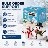 Kit de construction de bonhomme de neige 24 tasses d'argile blanche, ensemble d'artisanat de Noël DIY pour enfants avec chapeaux, écharpes, boutons EN71 ASTM OEM Vente en gros personnalisée