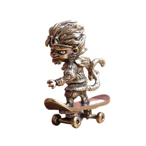 1 pièce Figurine créative en laiton, modèle singe sur skateboard, style <span class=keywords><strong>bande</strong></span> <span class=keywords><strong>dessinée</strong></span>, pour décoration intérieure <span class=keywords><strong>et</strong></span> figurine de thé - Product Image 2