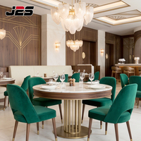 Banquettes de restaurant commerciales personnalisées J2S avec chaises en bois et tables rondes pour projets hôteliers sur le thème nautique