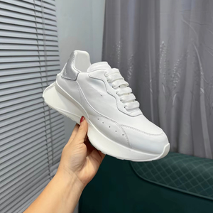 เทรนด์แฟชั่นอเล็กซานเดอร์ปี 2026 รองเท้าหุ้มข้อสูง น้ำหนักเบา หนังแท้ Mc ภายในเสริมส้น เพิ่มความสูง รุ่น Scorpion Tail สีขาว Queen - Product Image 1