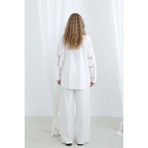 เสื้อเชิ้ตโอเวอร์ไซส์สีเอครู แบรนด์โซล พร้อมดีเทลลูกไม้สุดหรูที่แขนเสื้อและกระเป๋าเสื้อ เสื้อเบลาส์สไตล์ลำลองทันสมัยสำหรับผู้หญิง - Product Image 3