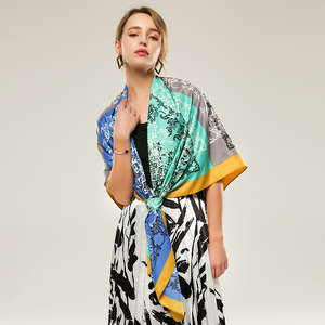 Écharpe carrée personnalisée imprimée numériquement, 130x130cm, en satin twill effet soie, châle, bandana, hijab pour femme - Vente en gros usine - Product Image 2