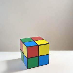 Nouveau moulin à herbes en plastique de forme cubique tendance 2024, moulin à herbes à fumer de 50 mm - Product Image 6