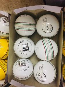 Balles de cricket blanches de qualité compétition, en cuir véritable faites à la main, balles de cricket de qualité export, balles dures pour l'entraînement et la pratique - Product Image 6