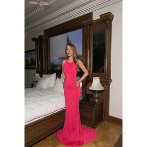 Vestido de Noche Largo Fuchsia Spence con Bajo de Cola, Bordes Brillantes, Diseño sin Espalda, Decoración con Purpurina y Escote Corazón para Fiestas - Product Image 3