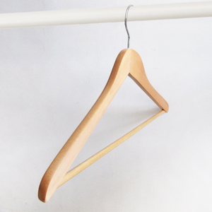 Perchas de madera natural cóncavas clásicas de 14 mm de grosor con gancho cromado para almacenamiento en suites ejecutivas, perchas de ropa de madera de lujo premium. - Product Image 4