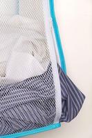 Panier à linge suspendu à porte coulissante