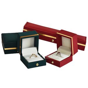 Boîte à bijoux en cuir noir de luxe avec logo personnalisé, emballage pour bague, boucles d'oreilles, bracelet - Product Image 1