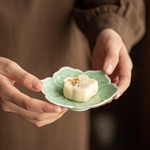 Assiette à dessert en céramique en forme de fleur, petit plat à fruits en porcelaine pour les collations de fête - Product Image 1