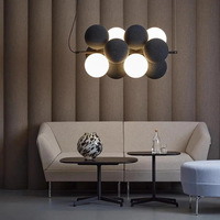 Lustre d'intérieur moderne et créatif avec hauteur réglable, en PE écoénergétique, options multicolores pour usage hôtelier