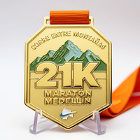 Médaille de finisseur de demi-marathon octogonale en alliage de zinc, médaille de course sur sentier avec relief 3D personnalisé de montagne et ruban imprimé, trophée de récompense