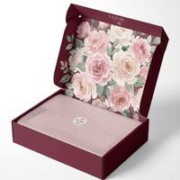 Boîtes en papier rose personnalisées, boîtes pliantes en carton ondulé biodégradables, images de rendu 3D gratuites pour les boîtes d'emballage de vêtements de pyjama