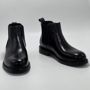 Bottes Martin en cuir de vachette à semelle épaisse, fermeture éclair latérale en cuir véritable, motifs sculptés à la main de style anglais - Product Image 2