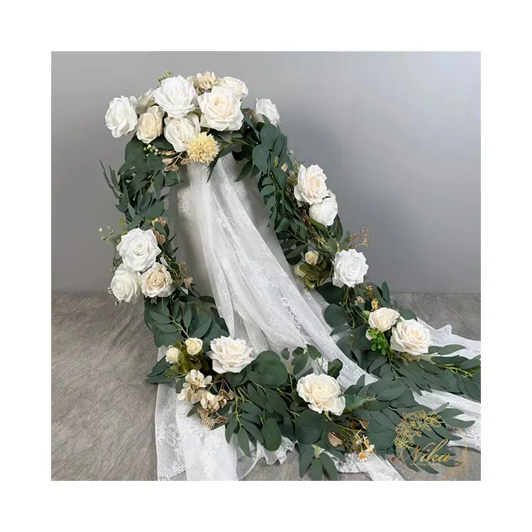 偽のバラの花のつるの種のユーカリの葉結婚式のテーブルランナーのための緑の絹の花びらの花輪