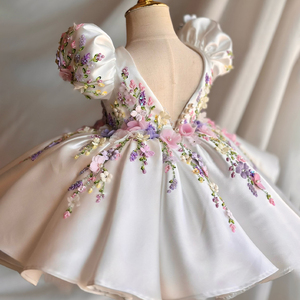 Abito da Bambina di Lusso Fatto a Mano su Misura con Maniche a Sbuffo e Perline Bianche, Elegante Vestito da Cerimonia con Ricami Floreali Fatti a Mano - Product Image 5