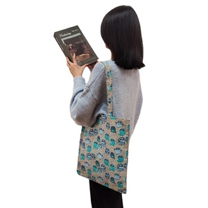 Sac de shopping personnalisable à longue poignée et bandoulière rayée pour les voyages, les activités de plein air et l'usage quotidien - Product Image 1
