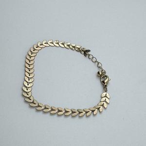 Pulsera de Cadena Ajustable con Diseño Floral, Chapada en Oro de 14K y Aleación de Zinc, Joyería para Mujer, Accesorio de Moda Simple y Versátil - Product Image 3