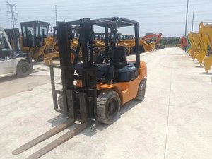 Used Toyota 3 Ton Diesel <b>Forklift</b> with 3 Stage Mast and 3000mm Lifting Height for Warehouse and Logistics Operations - Product Image 2