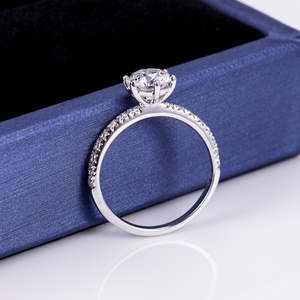 Anillo de Oro Blanco de 9k con Moissanita Solitario de Messi Gems, Corte Brillante Redondo, Anillo de Regalo de Oro con Moissanita - Product Image 6