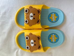 Pantofole con Motivo Orso Giallo, Suola da 20MM Antiscivolo in EVA, per Tutte le Stagioni, Uso Domestico - Product Image 1