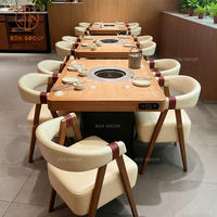 Ensemble de meubles de restaurant, café et bar moderne, table à manger en bois pour fondue et chaises en cuir avec dossier rond et coussin beige