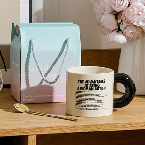 Tasse en céramique Guerrilla Girls, impression de lettres d'artistes féminines, design minimaliste, cadeau pour femmes, utilisation au bureau - Product Image 4