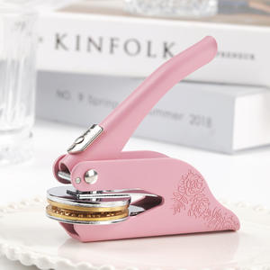 Pince à main en acier pour estampage portable, machine à gaufrer les enveloppes et livres, forme extraterrestre rose et verte, pour mariage - Product Image 3
