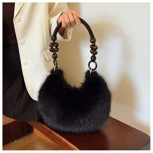 Borsa di lusso a forma di mezzaluna carina con manico in legno per ragazza di moda invernale morbida borsa in peluche sotto le ascelle di lusso Kawaii - Product Image 3