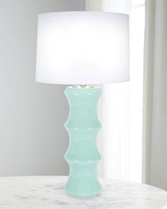 Lampe de table en céramique côtelée bleue avec base en laiton, style côtier-chic pour les intérieurs de maison de plage - Product Image 2