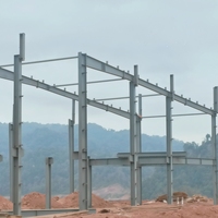 Entrepôt en structure métallique préfabriquée de grande portée, de haute qualité, à conception libre, avec panneaux sandwich en tôle métallique