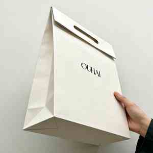 Bolsas <span class=keywords><strong>de</strong></span> Papel con Asa Troquelada OEM, Embalaje Rígido, Bolsas <span class=keywords><strong>de</strong></span> Embalaje para Minoristas <span class=keywords><strong>de</strong></span> Moda con Fondo Plano y Parte Superior Plegada, Venta al por Mayor, Personalizadas - Product Image 3
