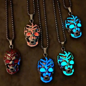 เครื่องประดับแนวพังก์สำหรับวันฮาโลวีนที่สร้างสรรค์อุปกรณ์เสริมการสะท้อนแสงอุปกรณ์เสริมทางเรขาคณิตโล่สามเหลี่ยมปีศาจตาหัวกะโหลกสร้อยคอถึงลูกชายของฉัน - Product Image 1